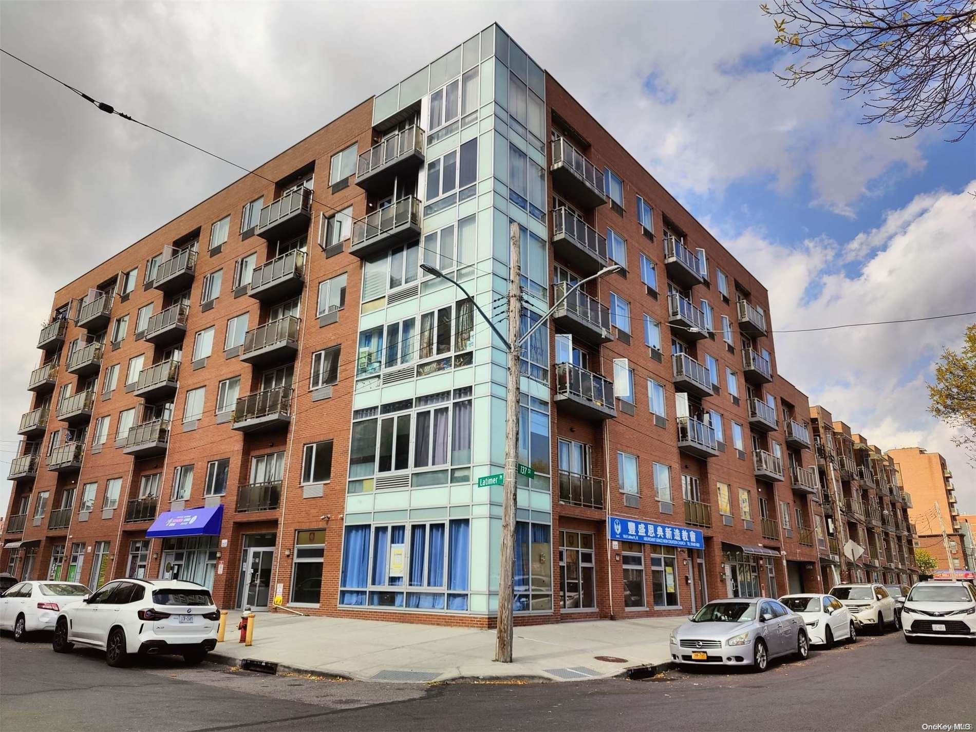 136-21 Latimer Pl, Flushing, NY 11354, USA property photo