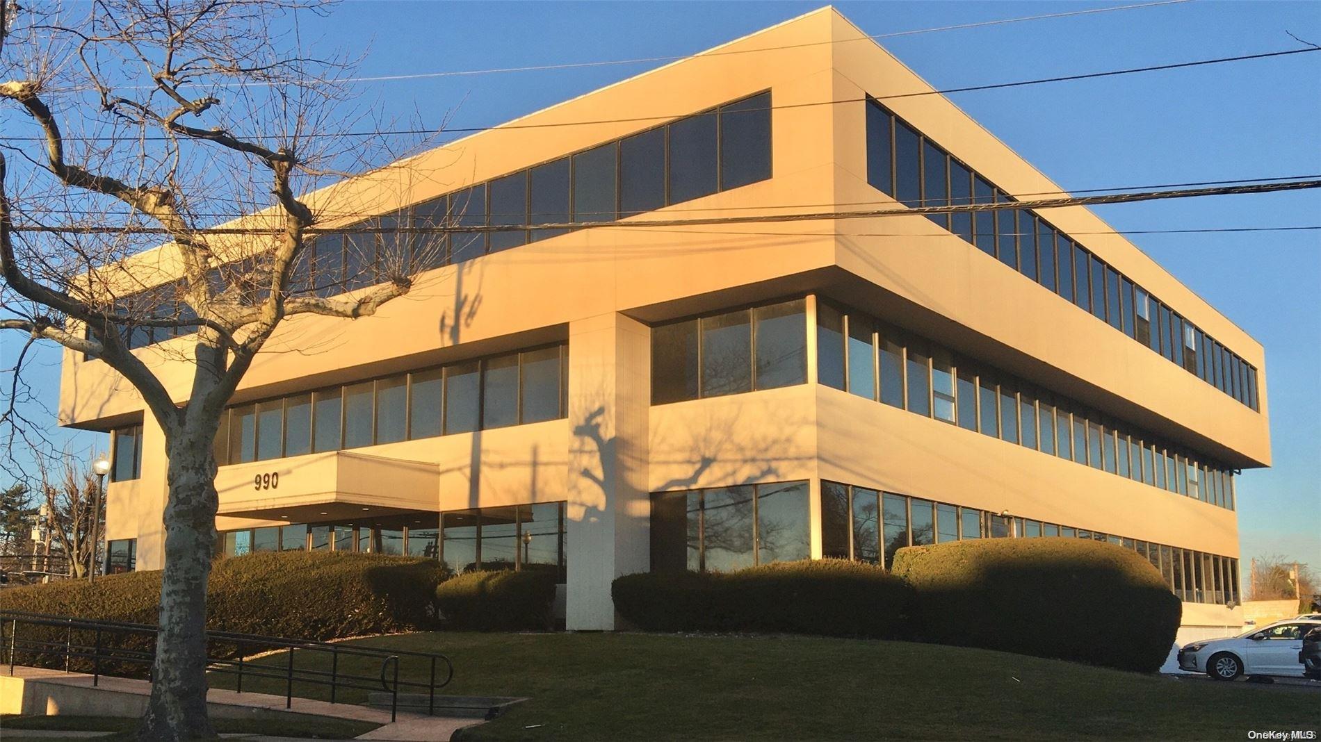 990 Westbury Rd, Westbury, NY 11590, USA property photo
