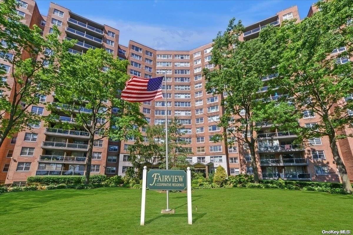 61-20 Grand Central Pkwy, Forest Hills, NY 11375, USA property photo