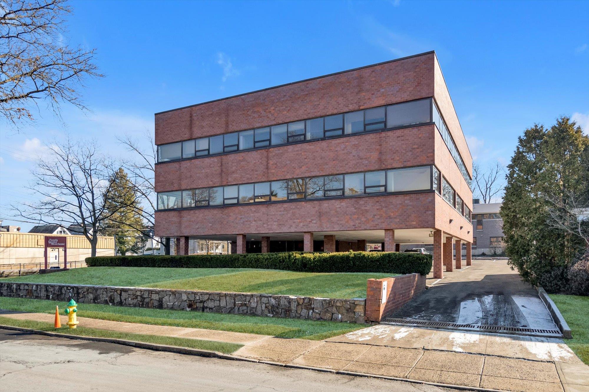1 Summit Ave, White Plains, NY 10606, USA property photo