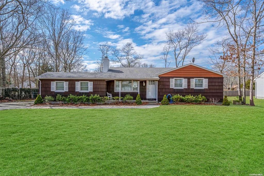 168 W Tiana Rd, Hampton Bays, NY 11946, USA property photo