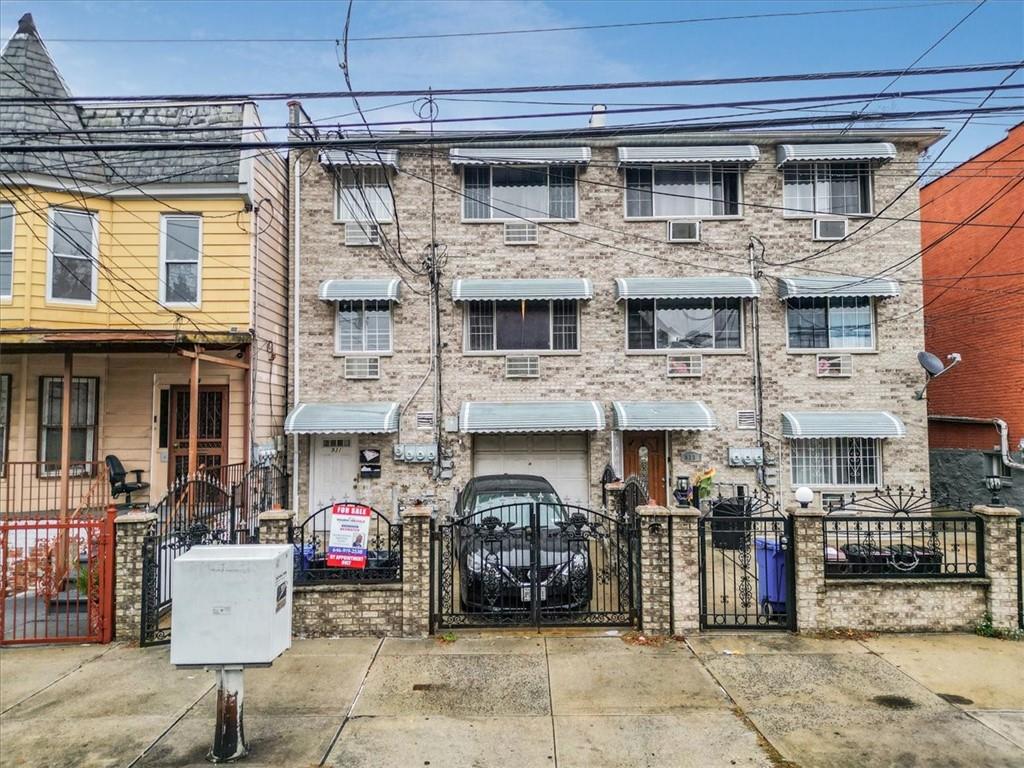 931 E 216th St, Bronx, NY 10469, USA property photo