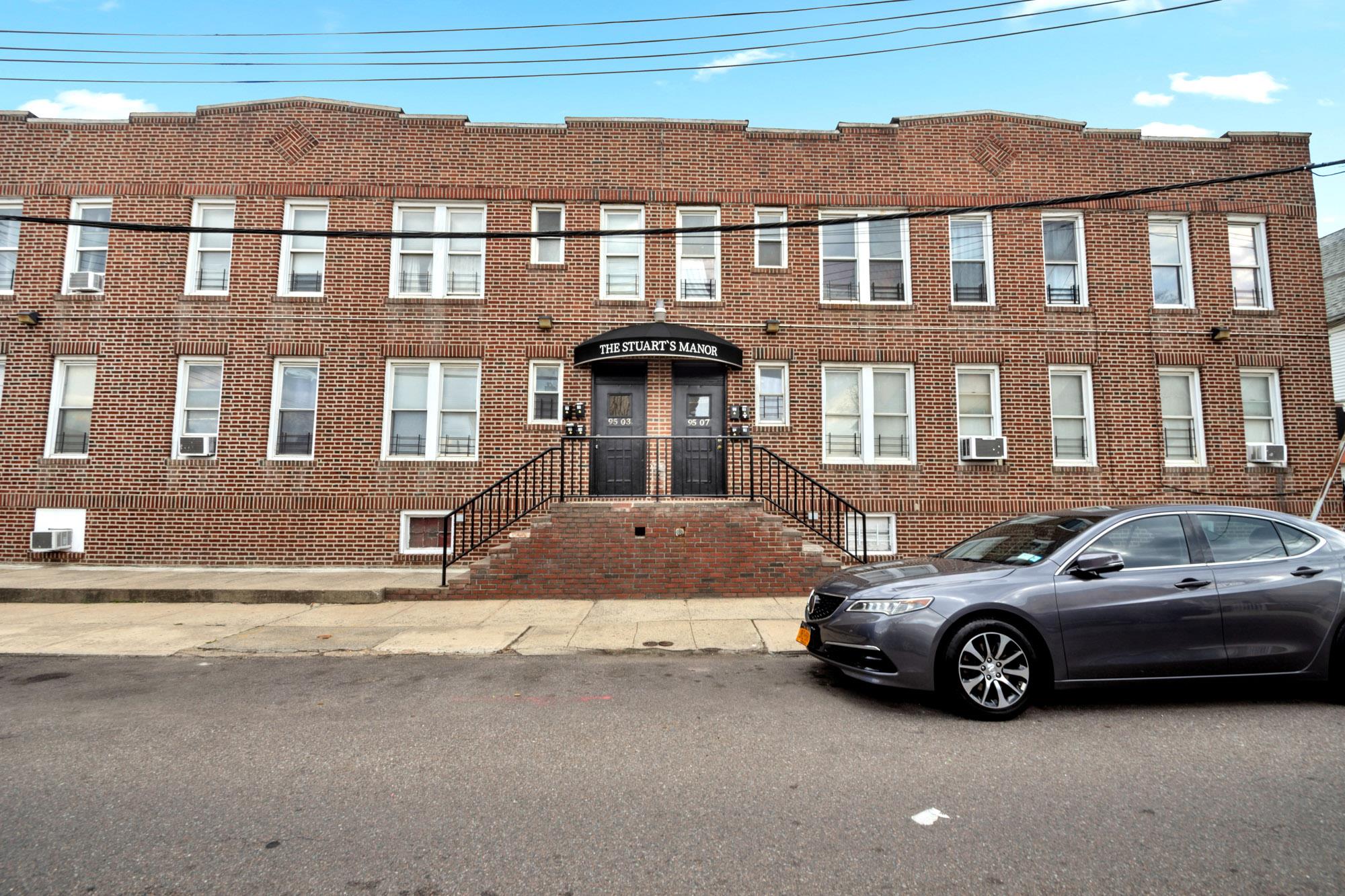 95-03 Cresskill Pl, Jamaica, NY 11435, USA property photo