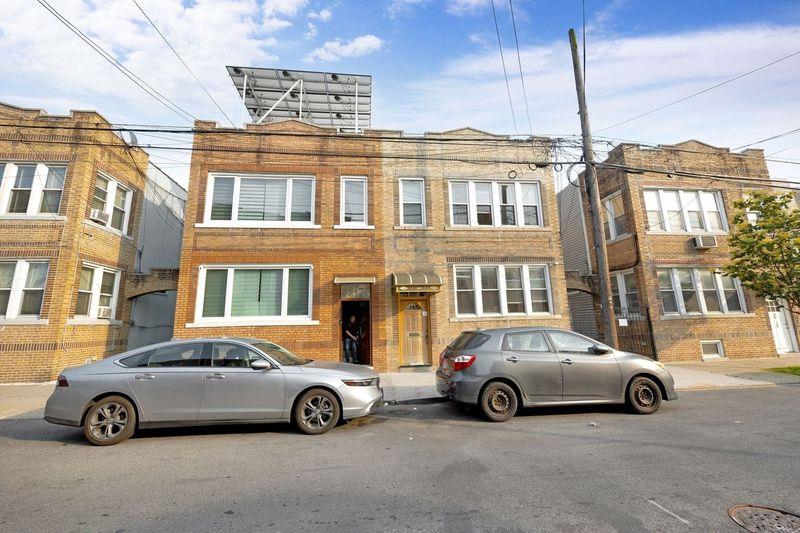 60-18 Bleecker St, Flushing, NY 11385, USA property photo