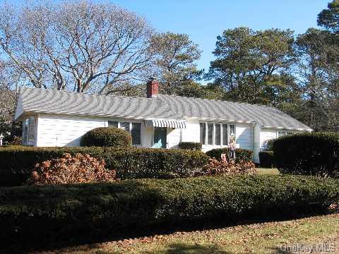1 Washington Dr, Hampton Bays, NY 11946, USA property photo