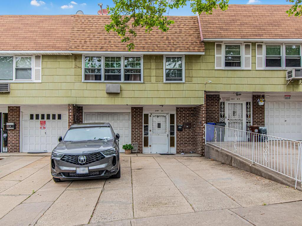 240-21 68th Ave, Douglaston, NY 11362, USA property photo