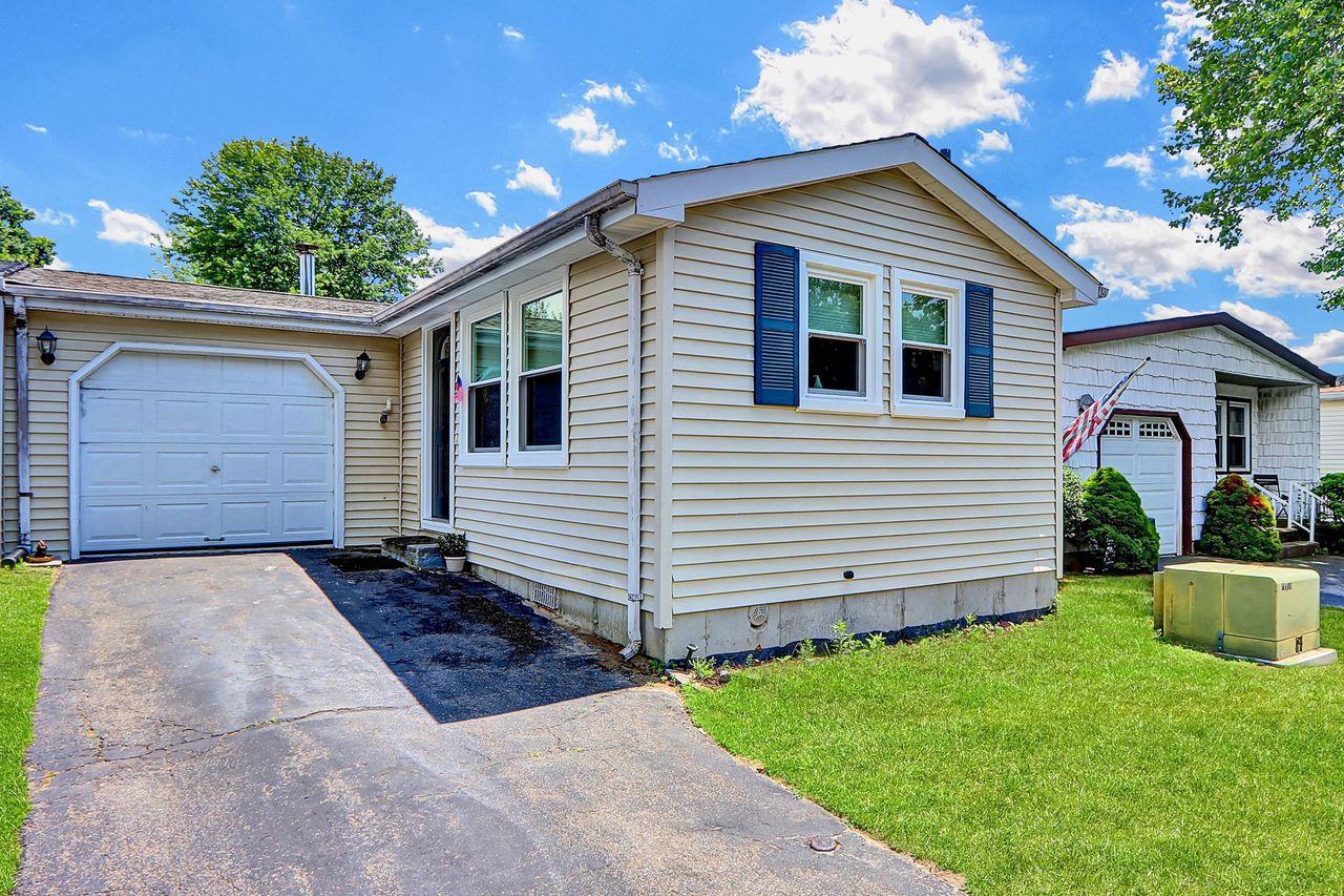 164 Village Cir W, Manorville, NY 11949, USA property photo
