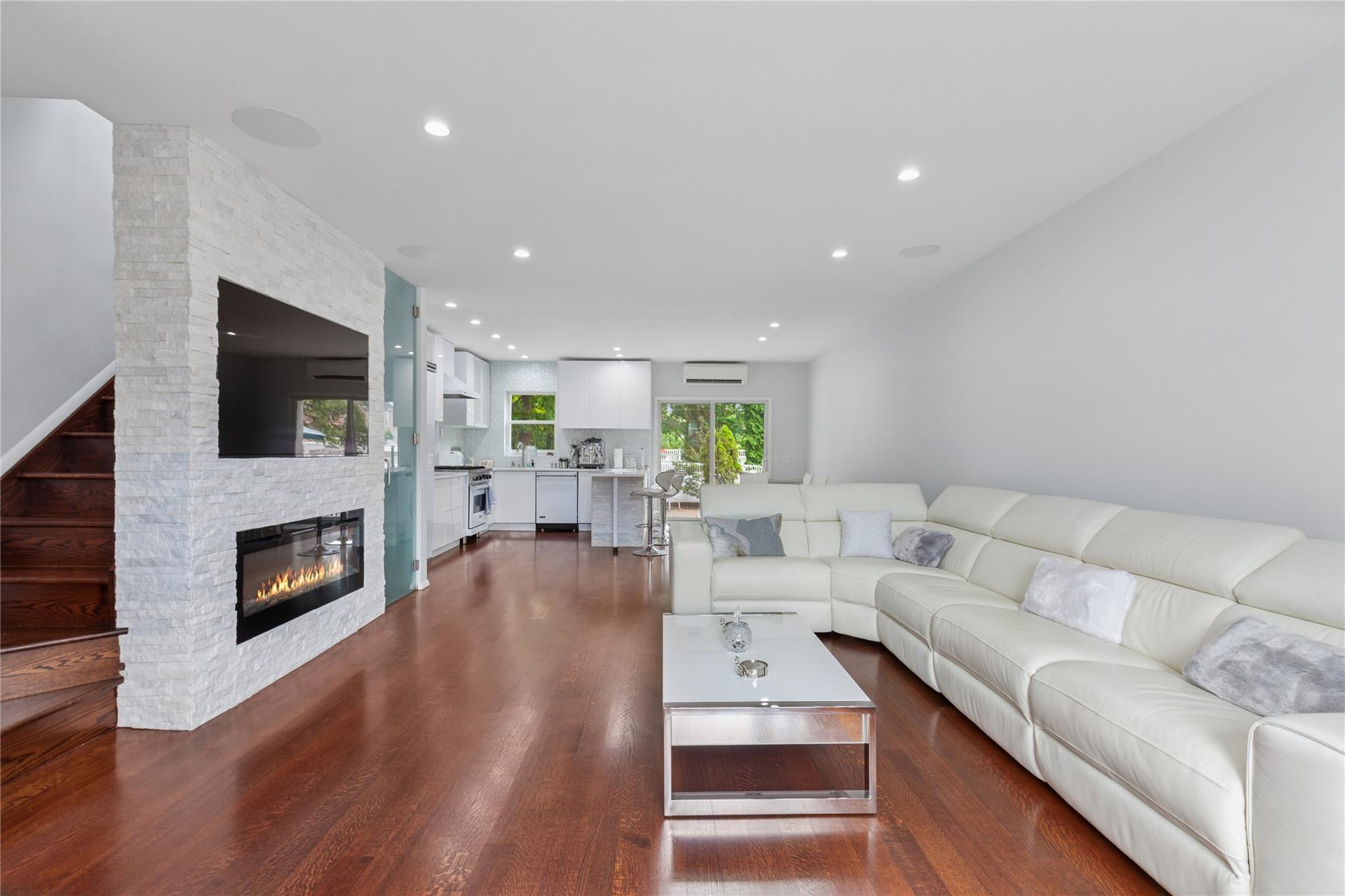 82-15 Penelope Ave, Flushing, NY 11379, USA property photo