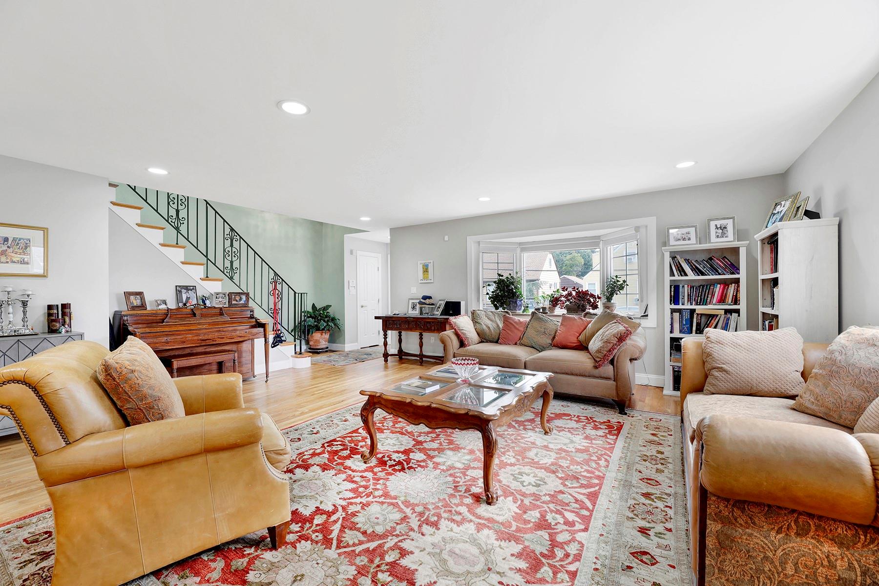 97 Burnham Ave, Roslyn Heights, NY 11577, USA property photo