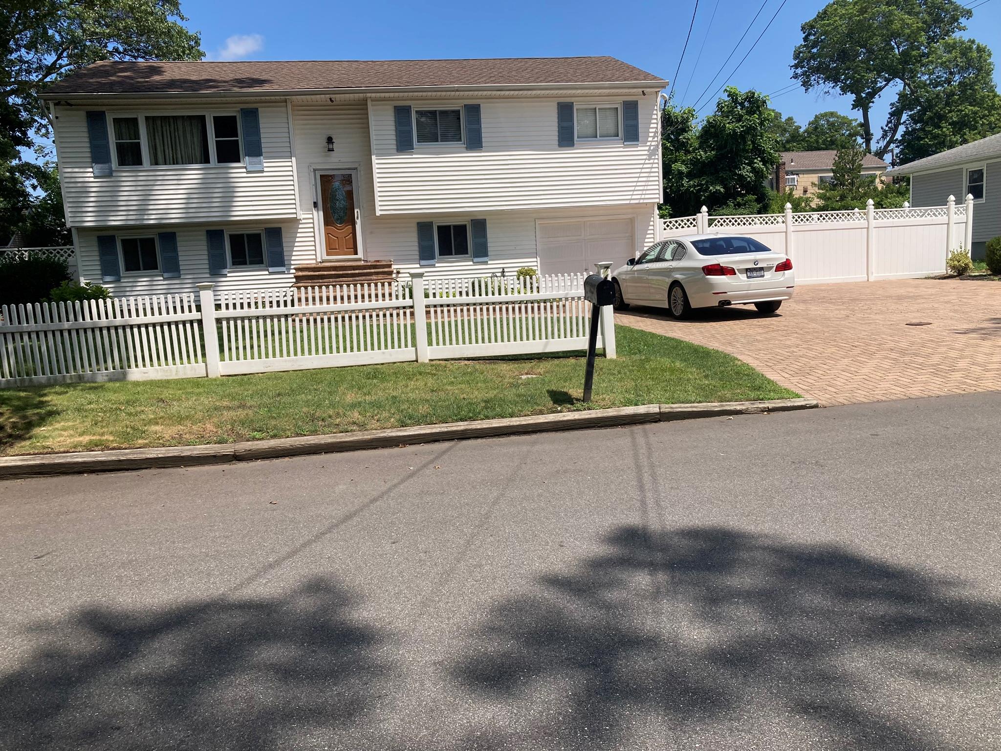 745 Centerwood St, West Babylon, NY 11704, USA property photo