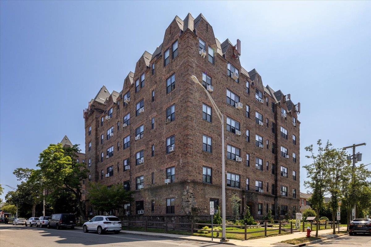 141 Wyckoff Place Unit 2E Woodmere, NY 11598 property photo