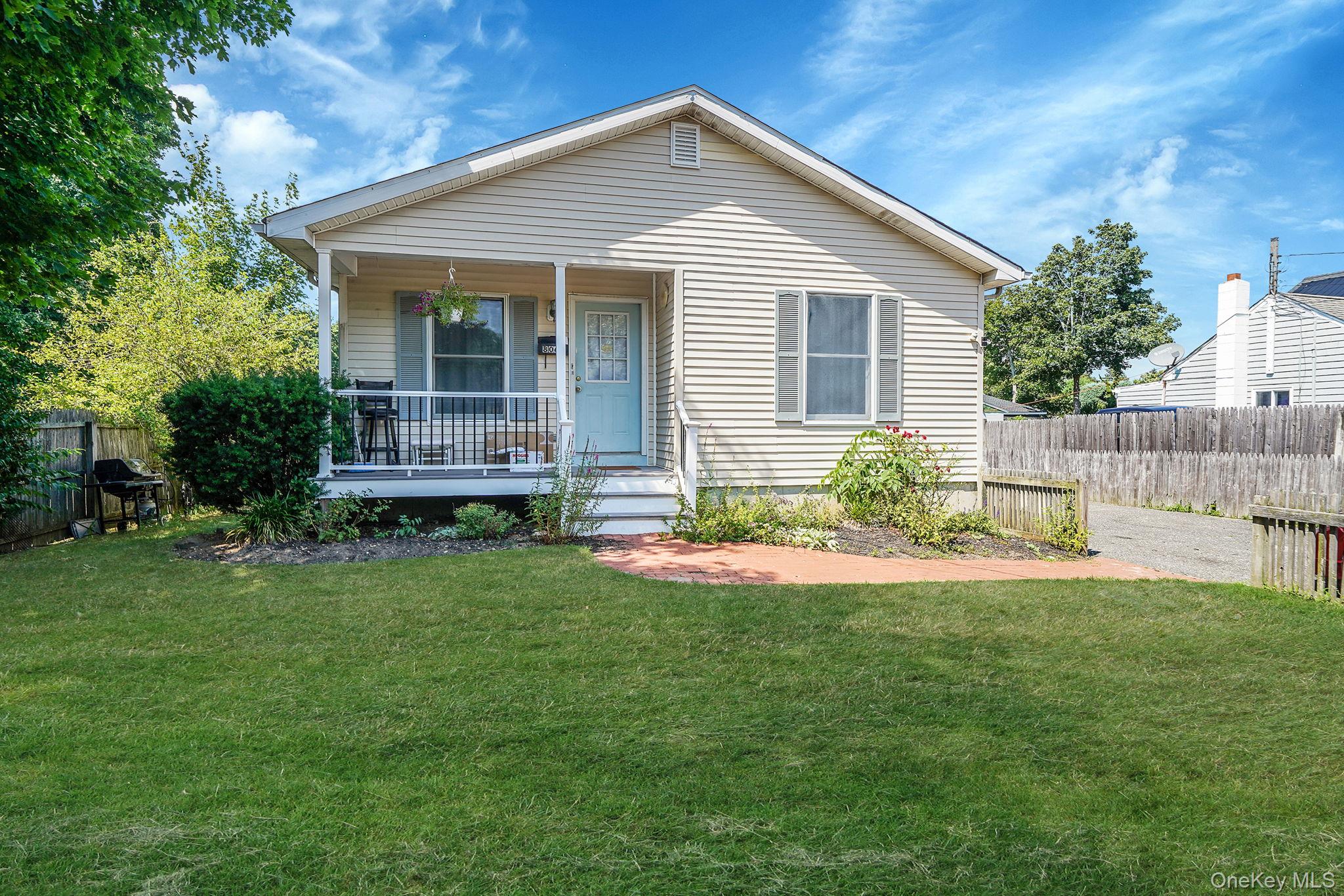 395 Linnet St, Greenport, NY 11944, USA property photo