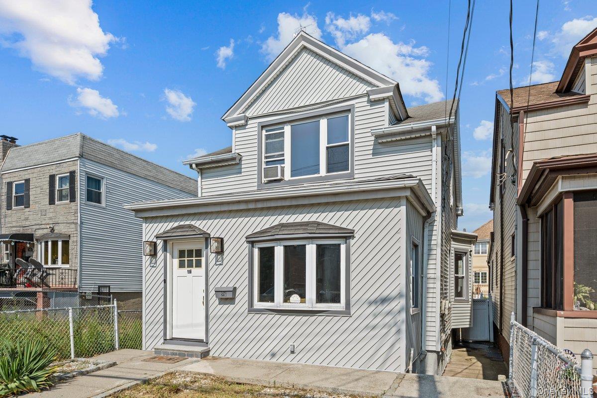 916 Clarence Ave, Bronx, NY 10465, USA property photo