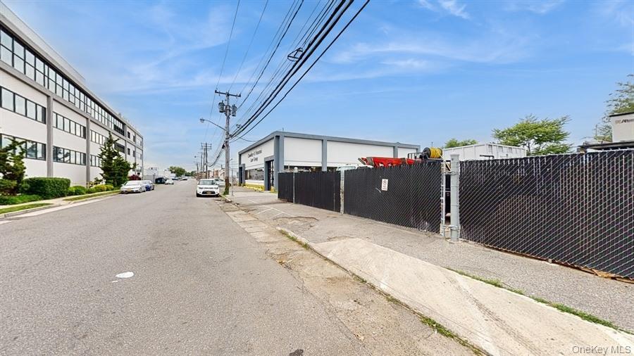 32 Bond St, Westbury, NY 11590, USA property photo