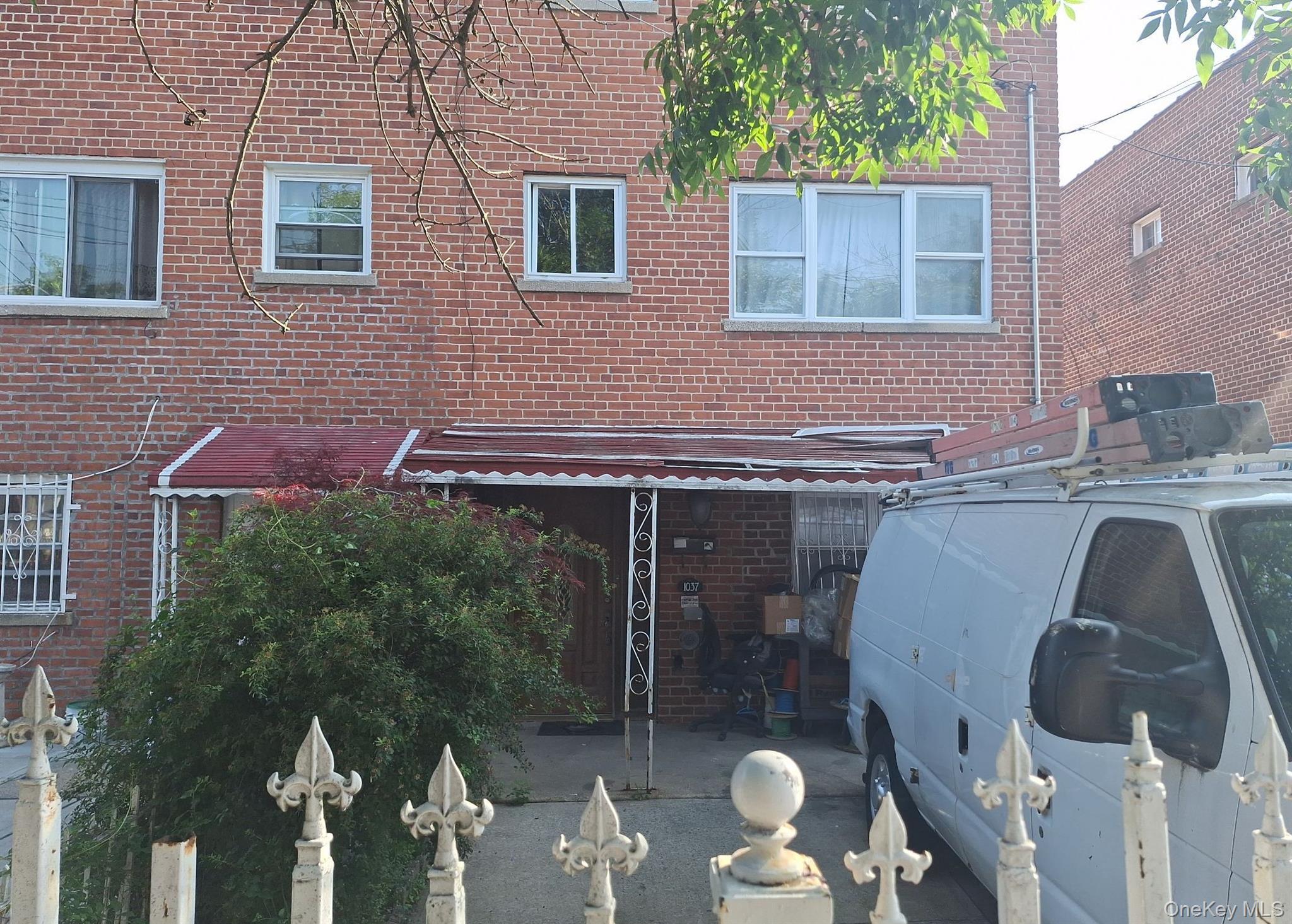 1037 E 219th St, Bronx, NY 10469, USA property photo