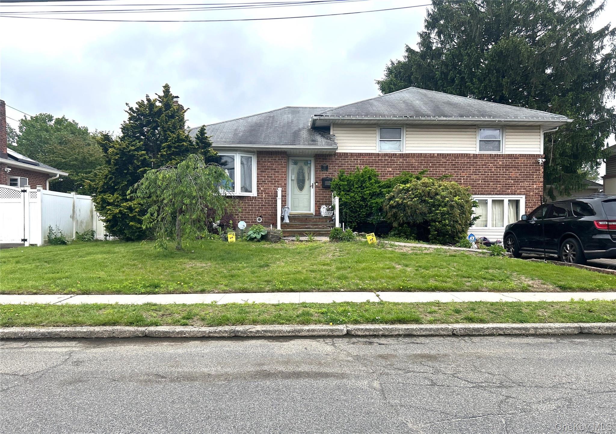 11 Berry Hill Ln, Bethpage, NY 11714, USA property photo