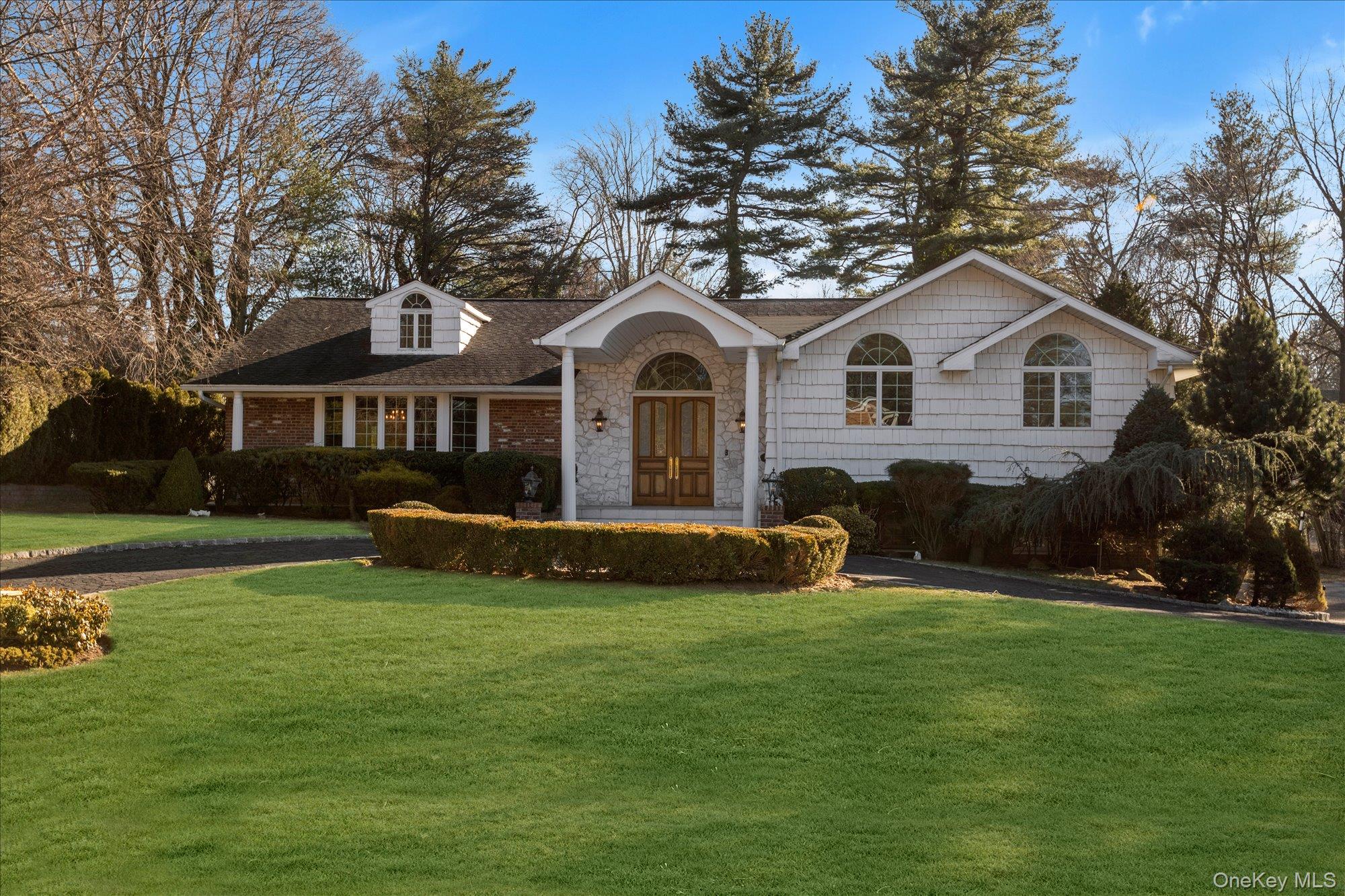 200 Hummingbird Dr, Roslyn, NY 11576, USA property photo
