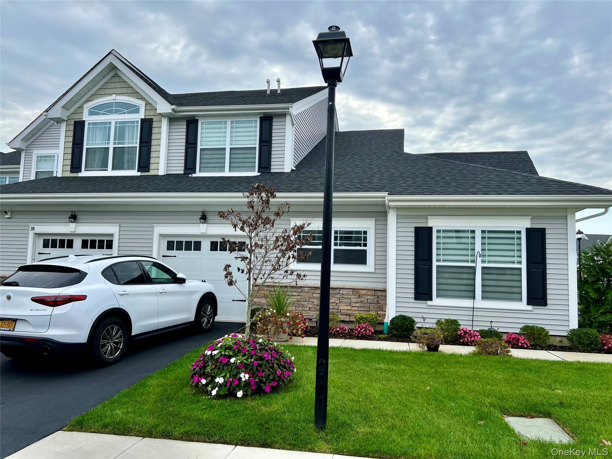 37 Willow Cir, Coram, NY 11727, USA property photo
