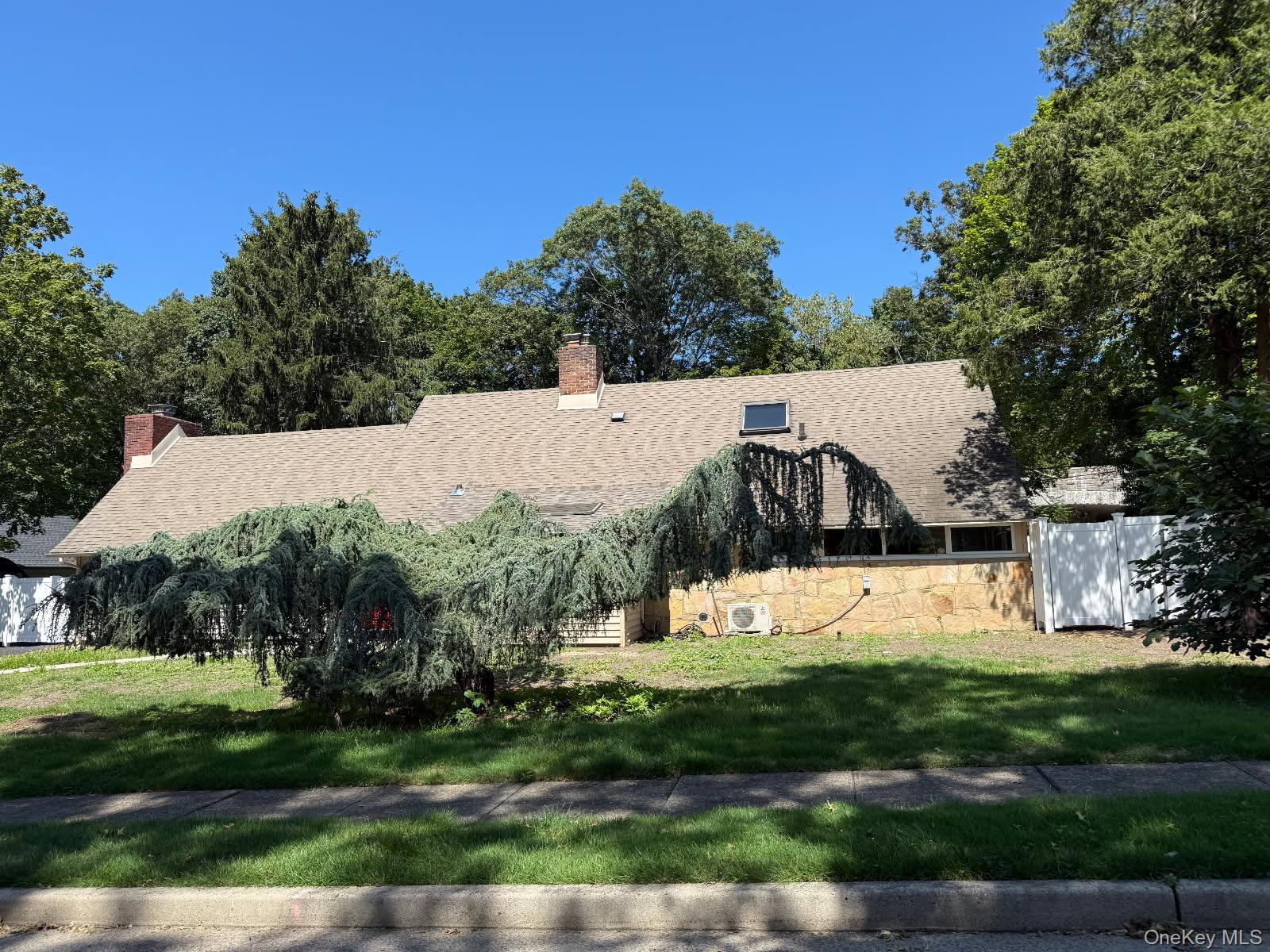 81 Carriage Ln, Roslyn Heights, NY 11577, USA property photo