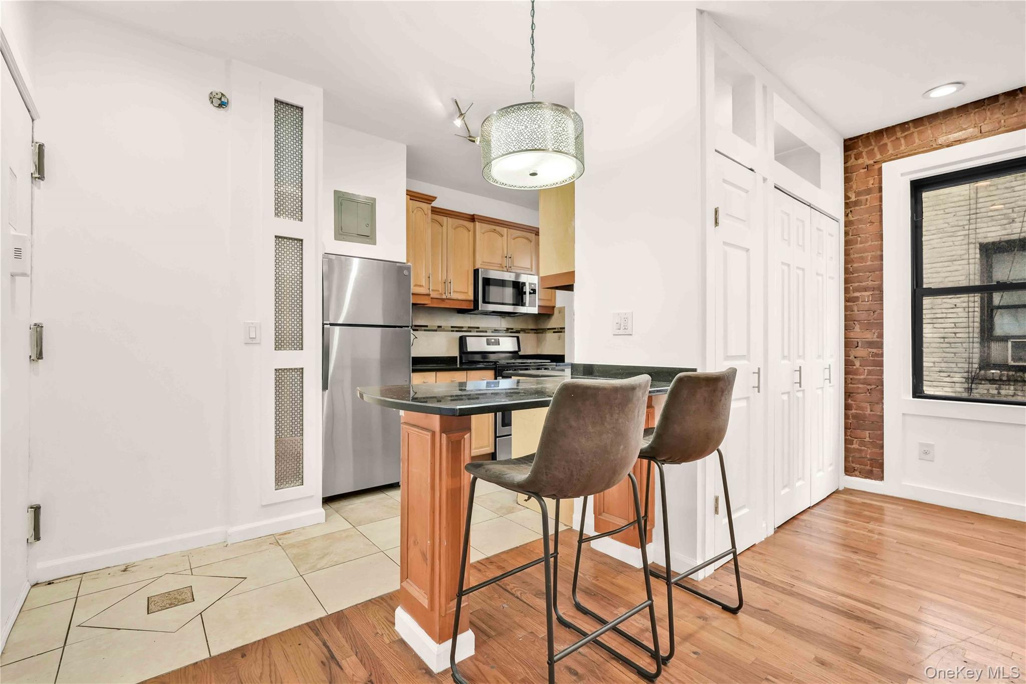 21-28 35th St, Astoria, NY 11105, USA property photo