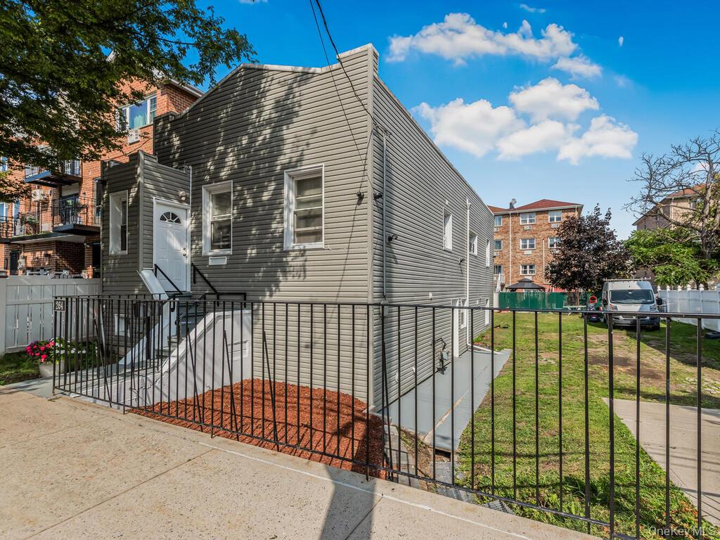 264 Emerson Ave, Bronx, NY 10465, USA property photo