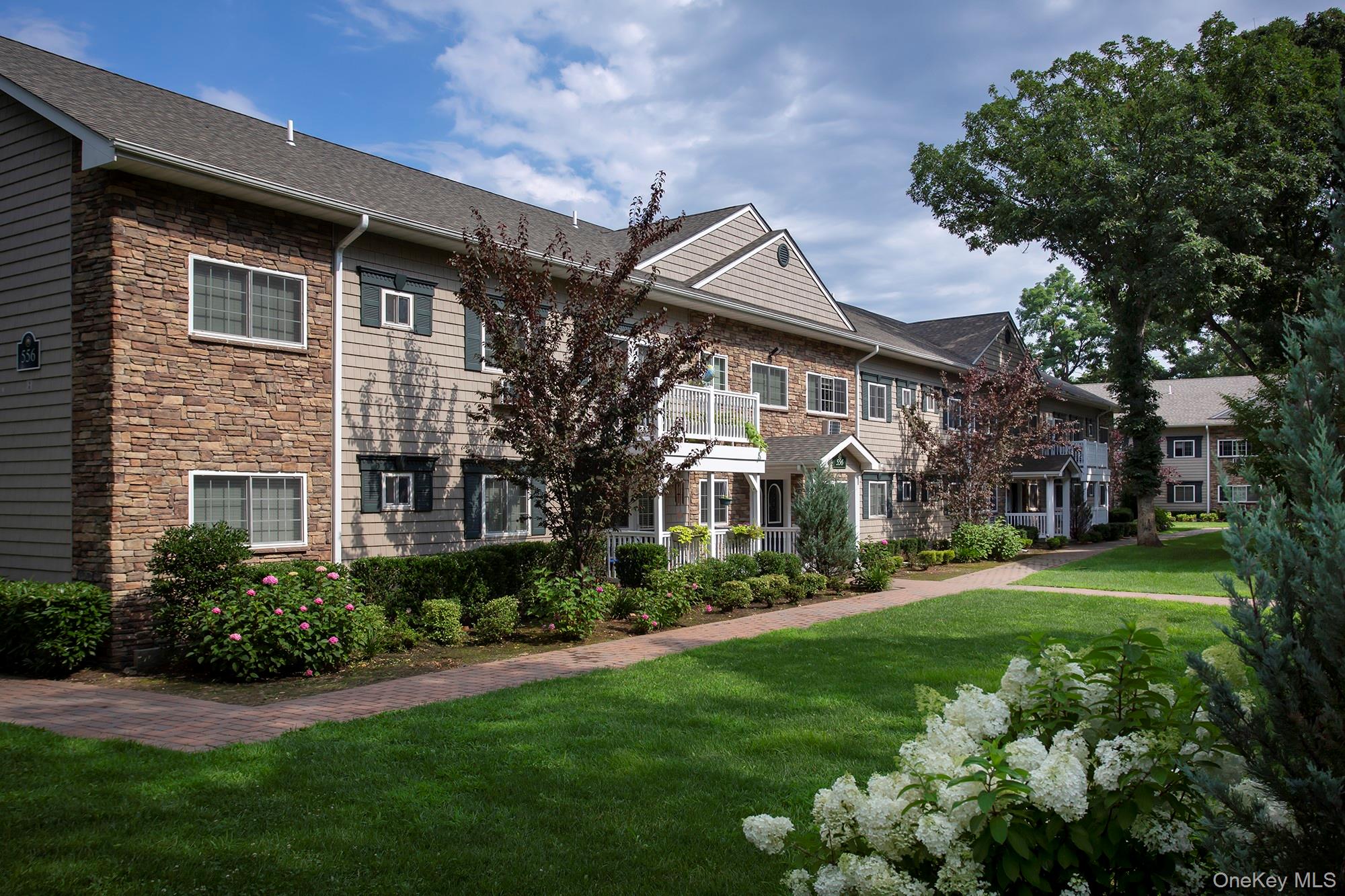 562 New Highway Unit 7-2A Hauppauge, NY 11788 property photo