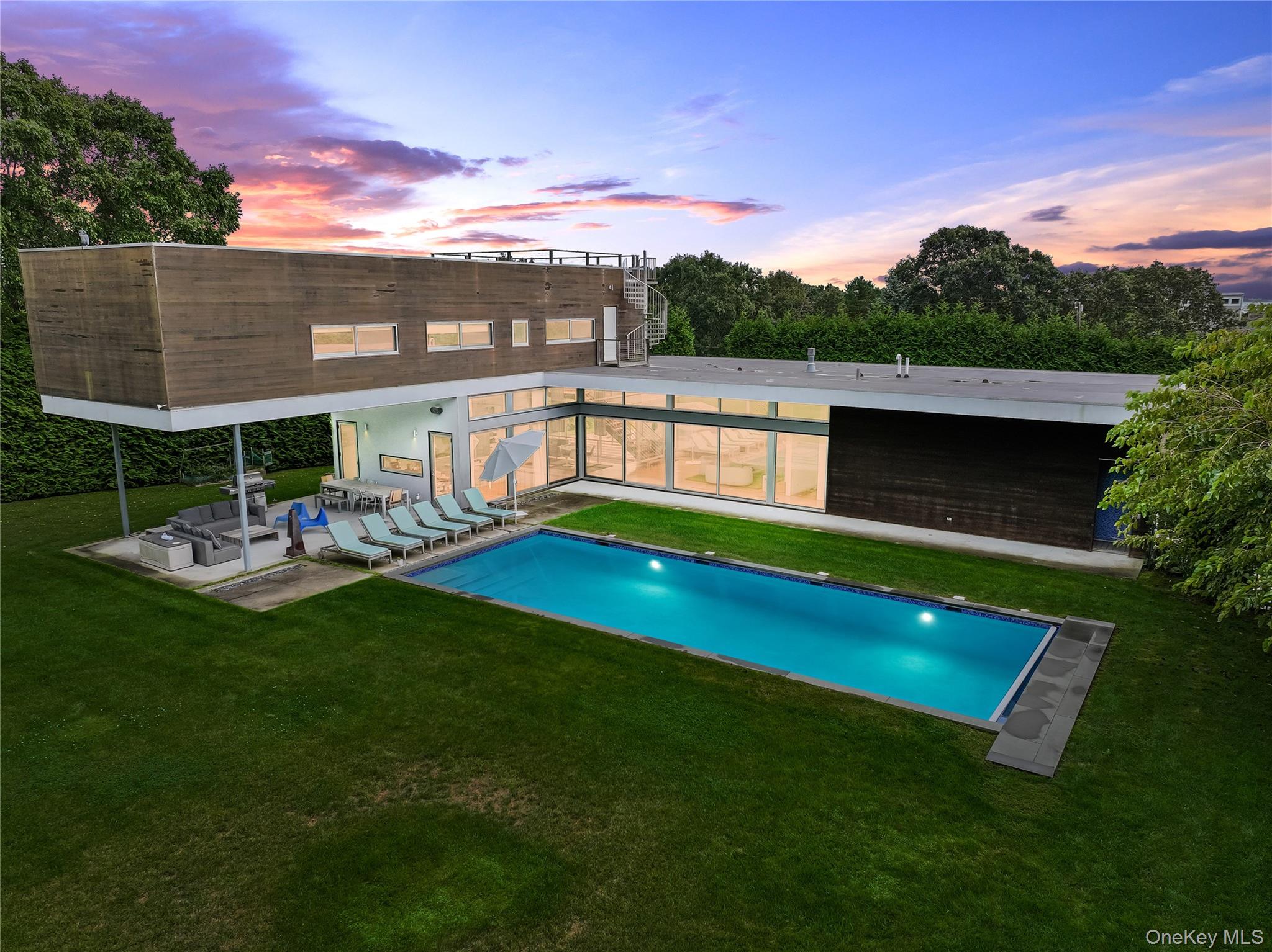 135 Middle Pond Rd, Southampton, NY 11968, USA property photo