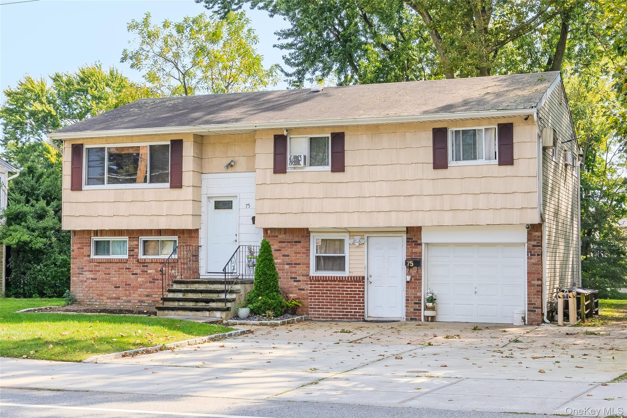 75 Oak St, Copiague, NY 11726, USA property photo