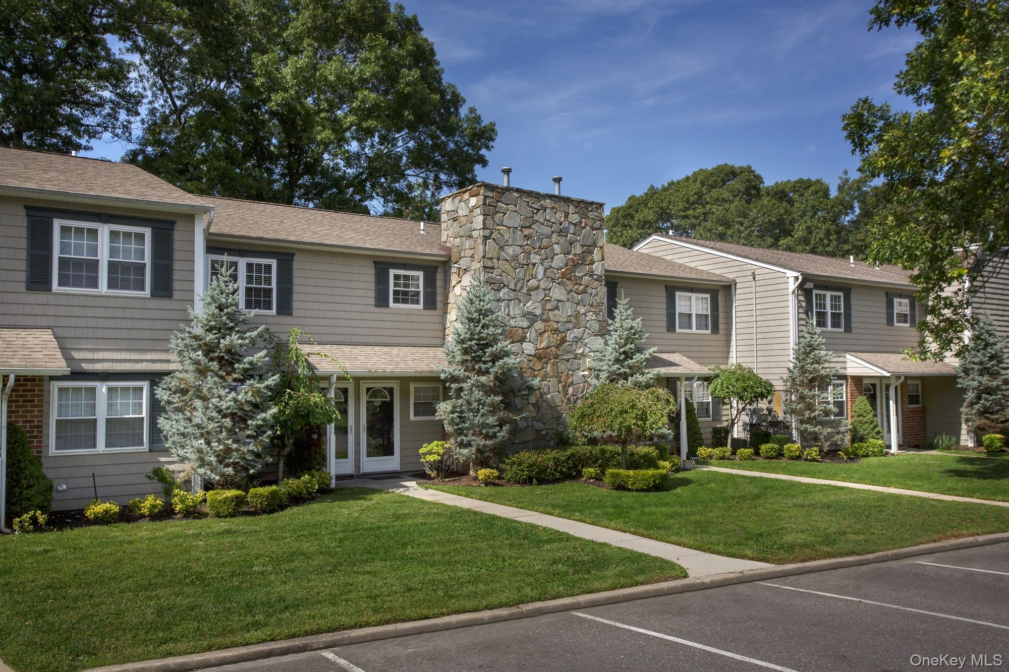 130 Lake Pointe Ct, Middle Island, NY 11953, USA property photo