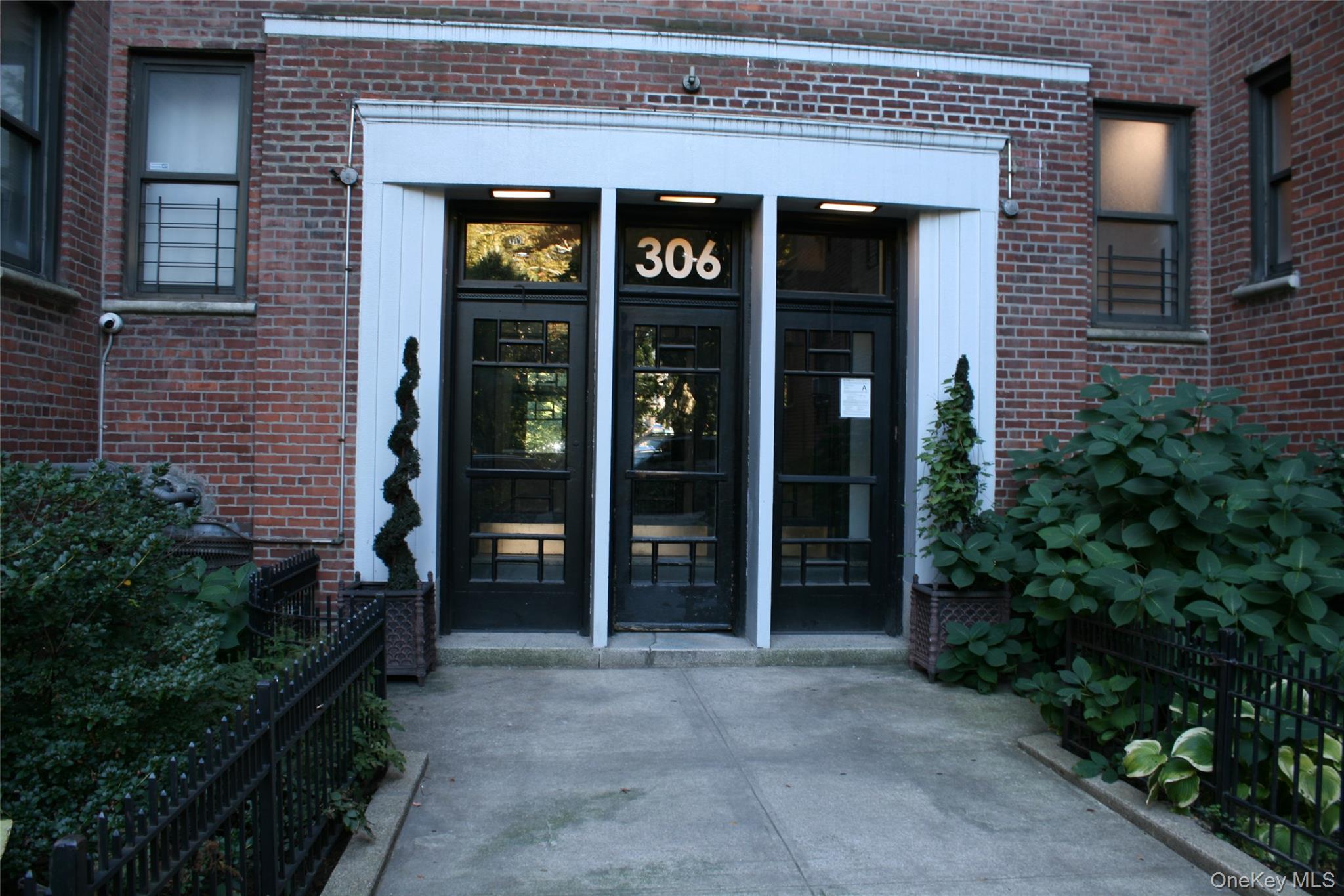 306 E Mosholu Pkwy S, Bronx, NY 10458, USA property photo