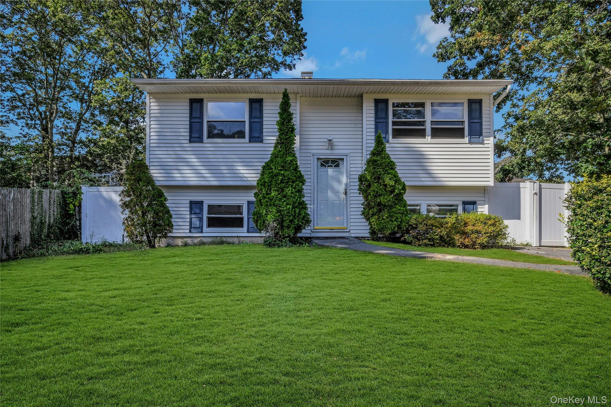4 Beechwood Dr, Shirley, NY 11967, USA property photo
