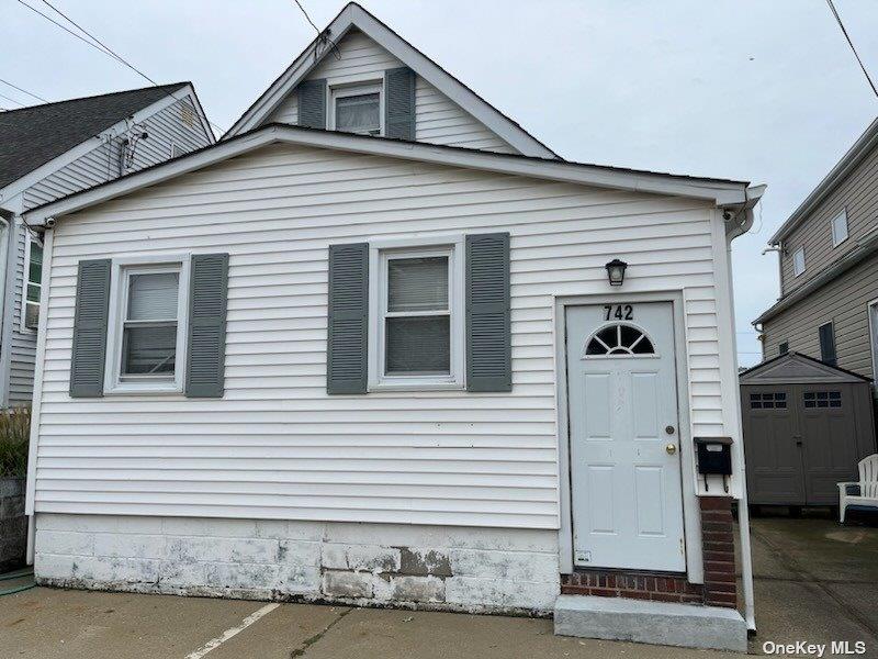 742 S 9th St, Lindenhurst, NY 11757, USA property photo