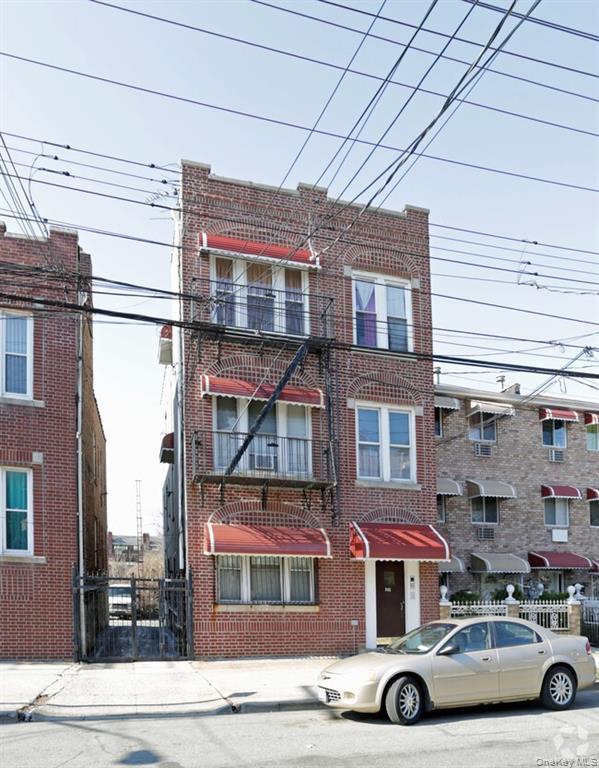 946 E 227th St, Bronx, NY 10466, USA property photo