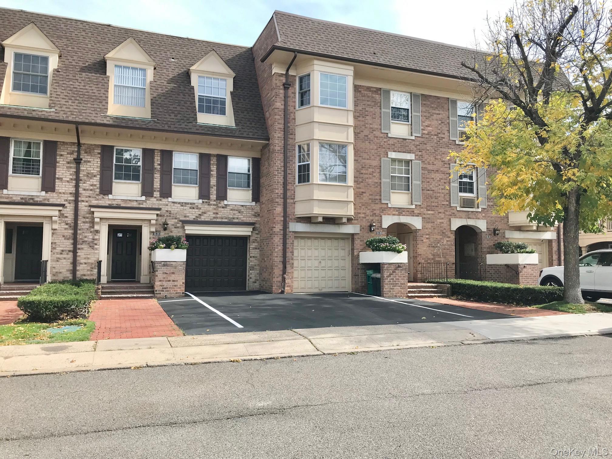 12-31 Robin Ln, Bayside, NY 11360, USA property photo