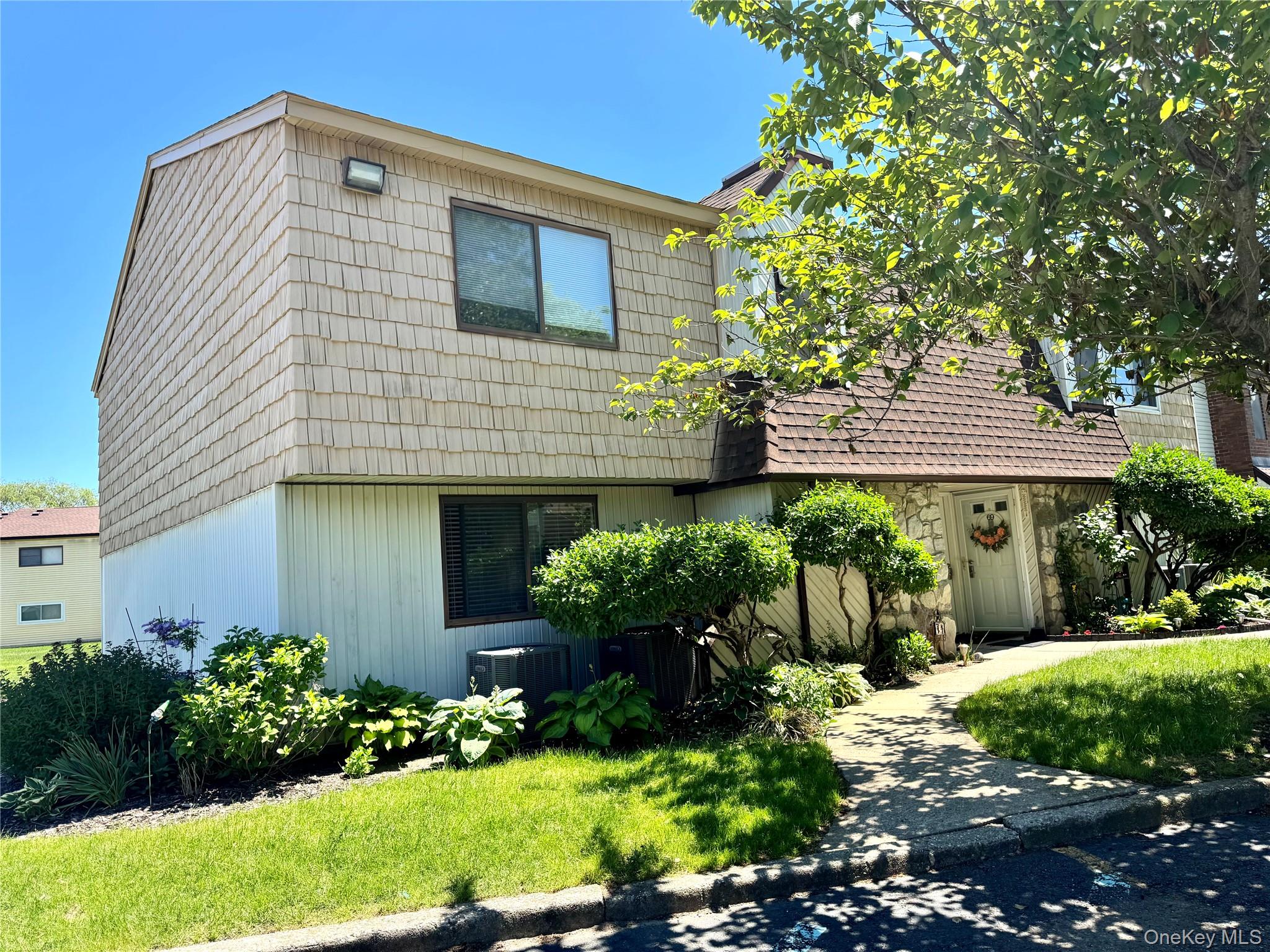 71 Pointe Cir S, Coram, NY 11727, USA property photo