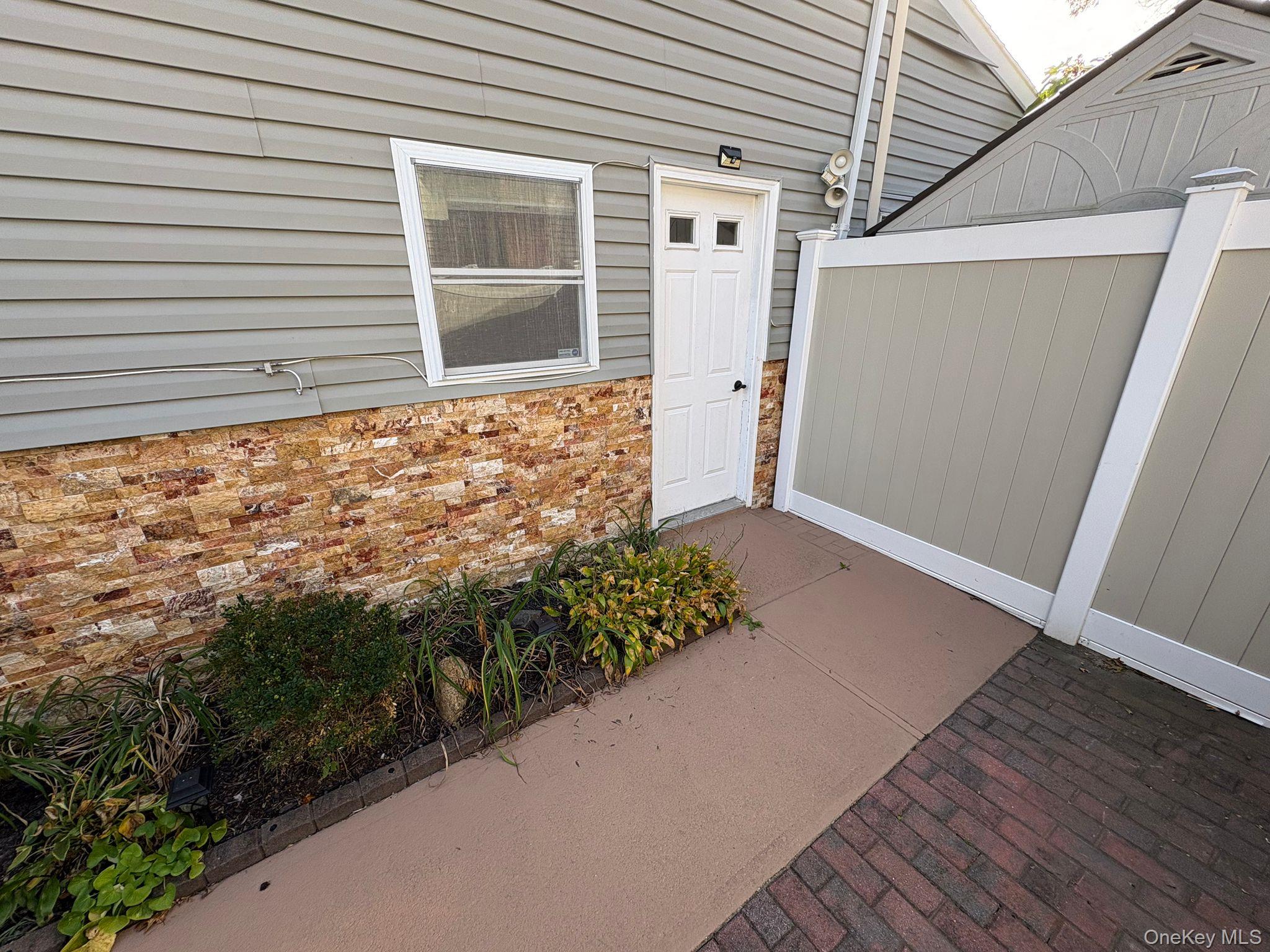 318 Claremont Ave, West Babylon, NY 11704, USA property photo