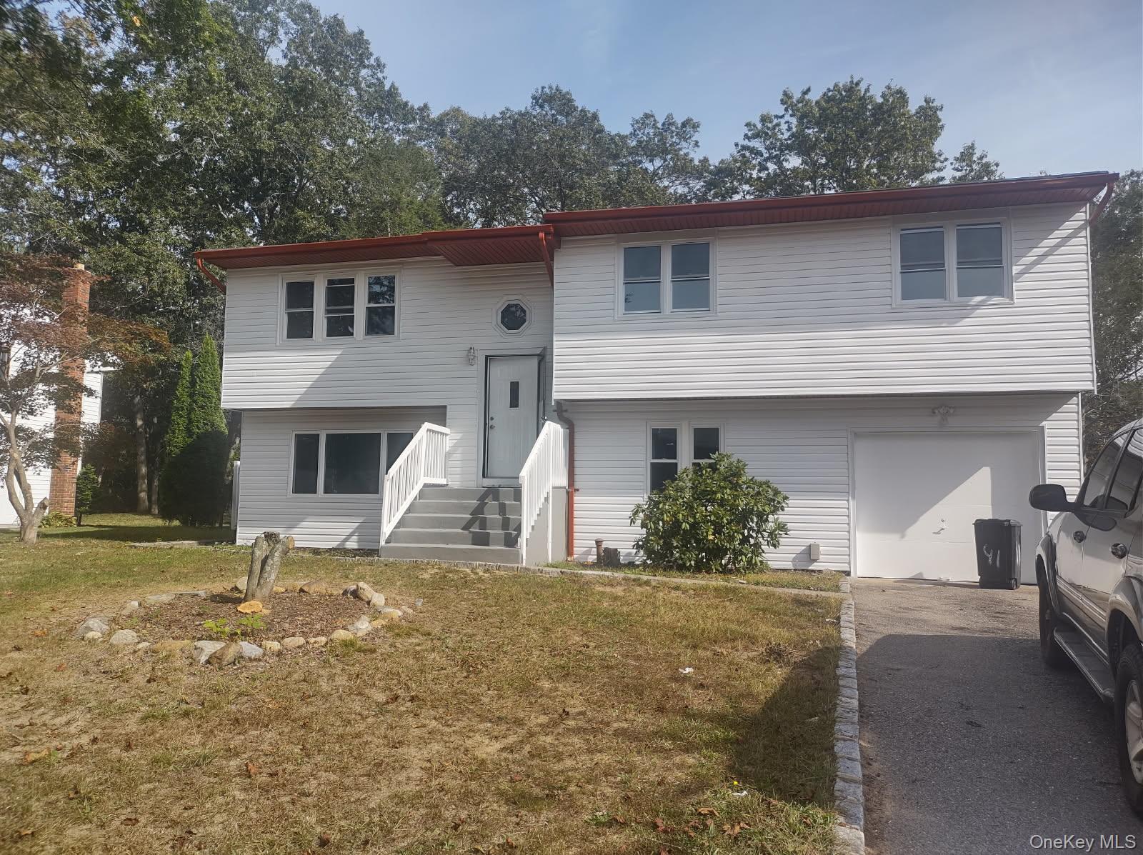 41 Woodbrook Dr, Ridge, NY 11961, USA property photo