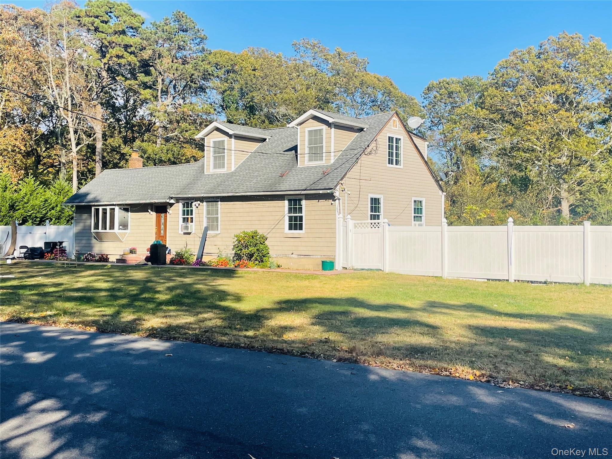 362 Avondale Dr, Shirley, NY 11967, USA property photo