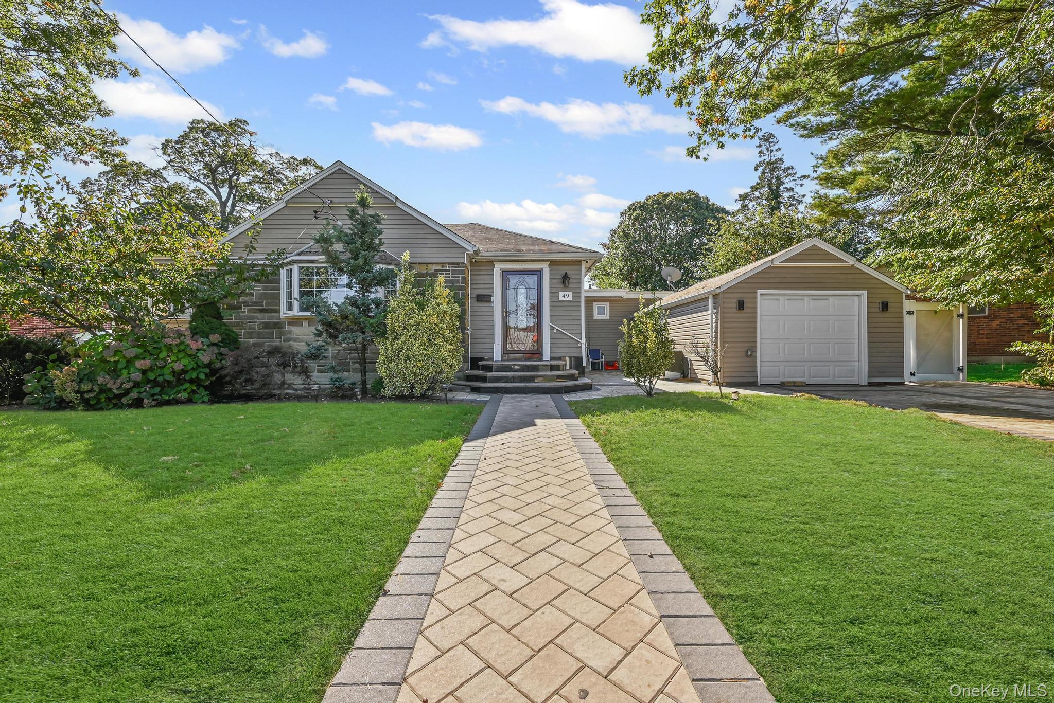 49 Ashley Dr, Valley Stream, NY 11580, USA property photo