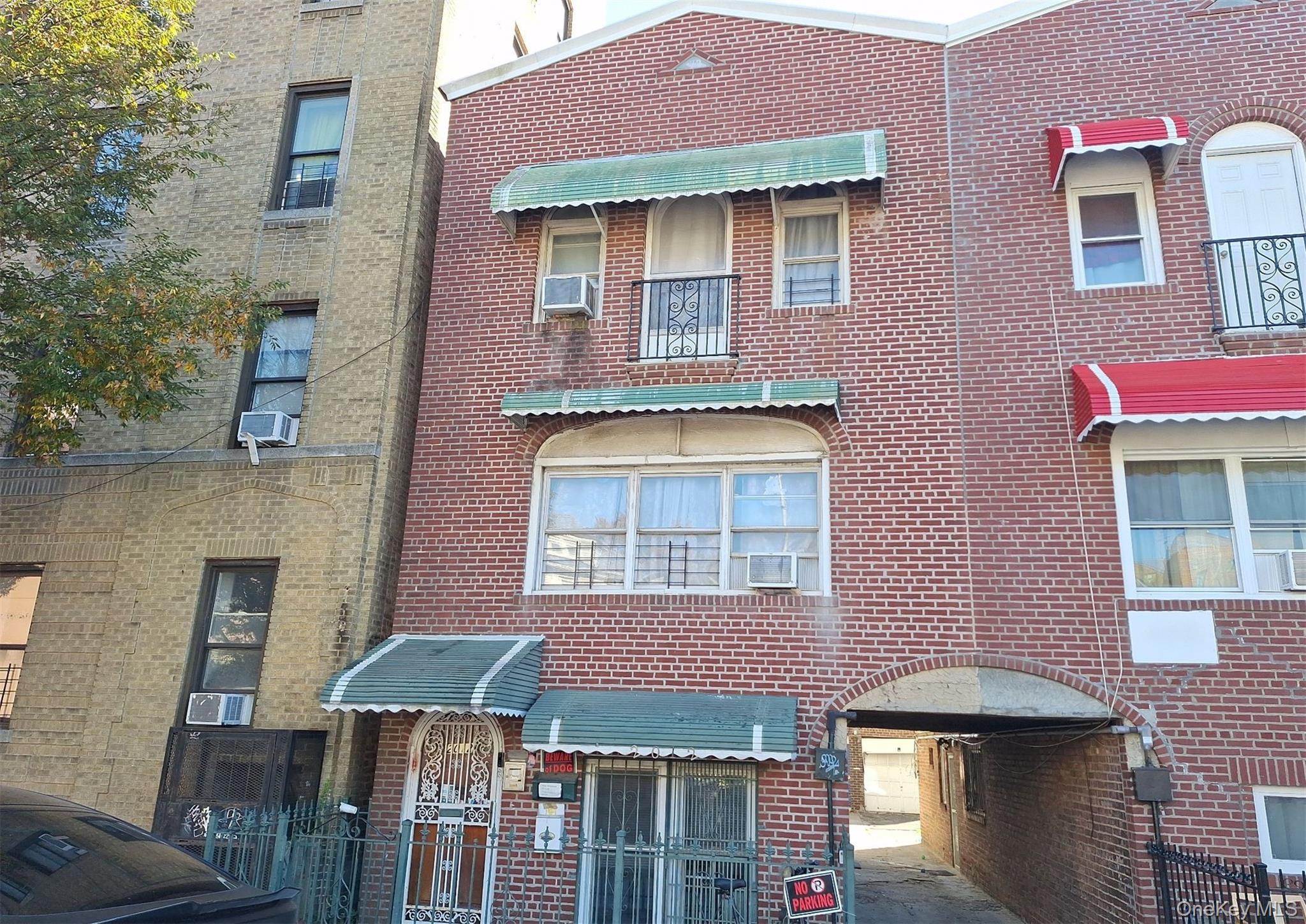2012 Benedict Ave, Bronx, NY 10462, USA property photo