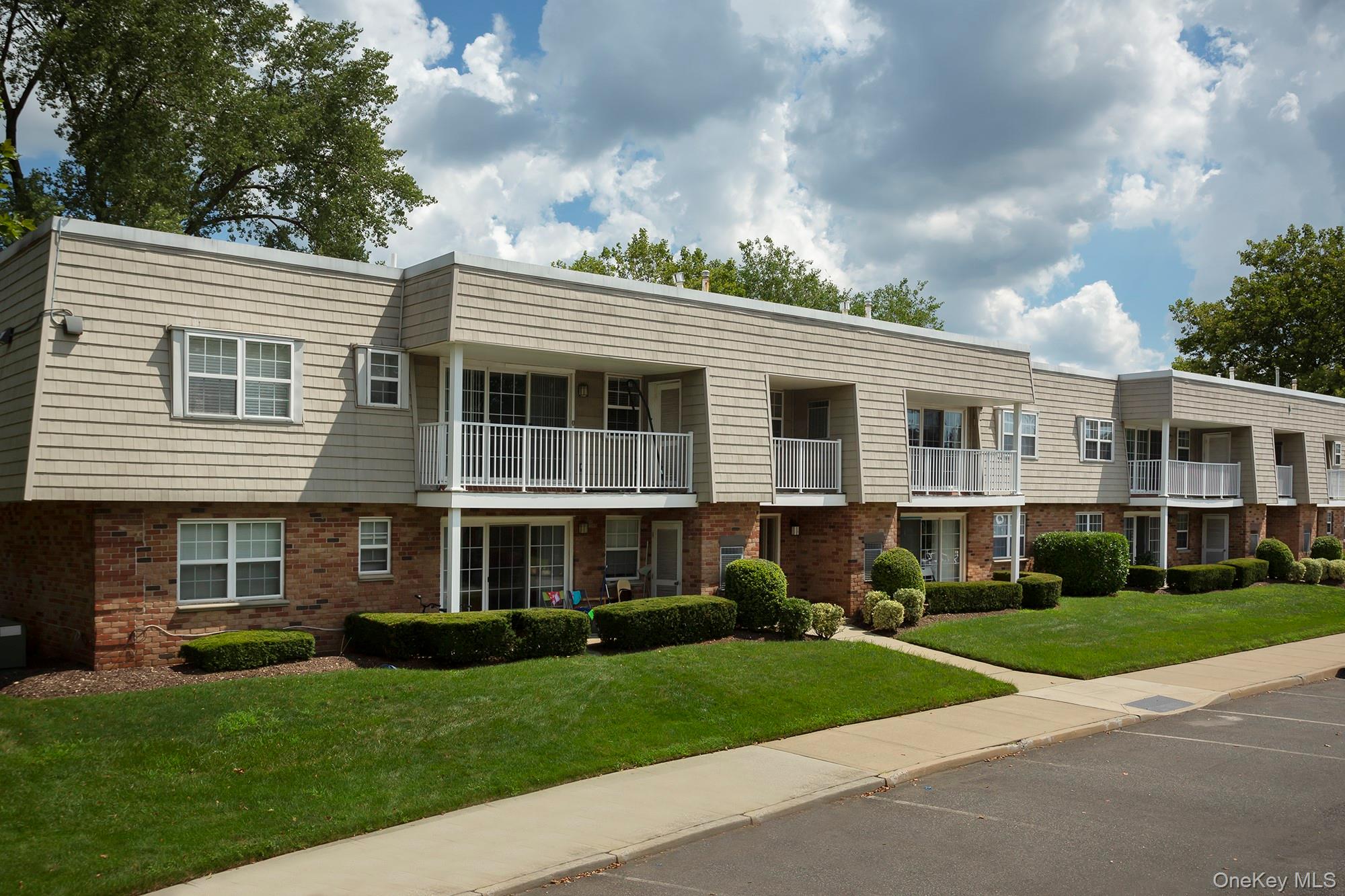 40 Westwood Dr, Westbury, NY 11590, USA property photo