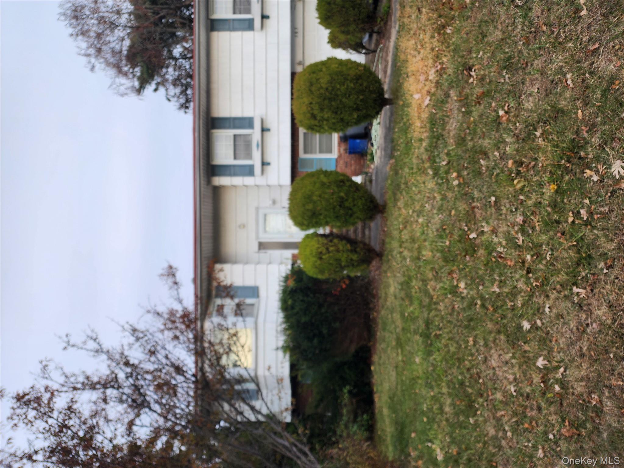 583 Centerwood St, West Babylon, NY 11704, USA property photo