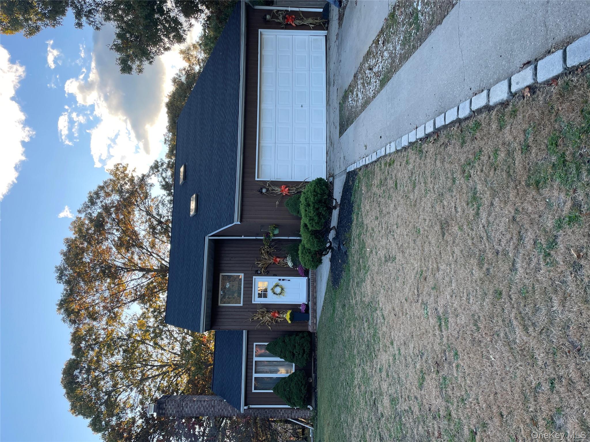 4 Marlo Ct, Selden, NY 11784, USA property photo