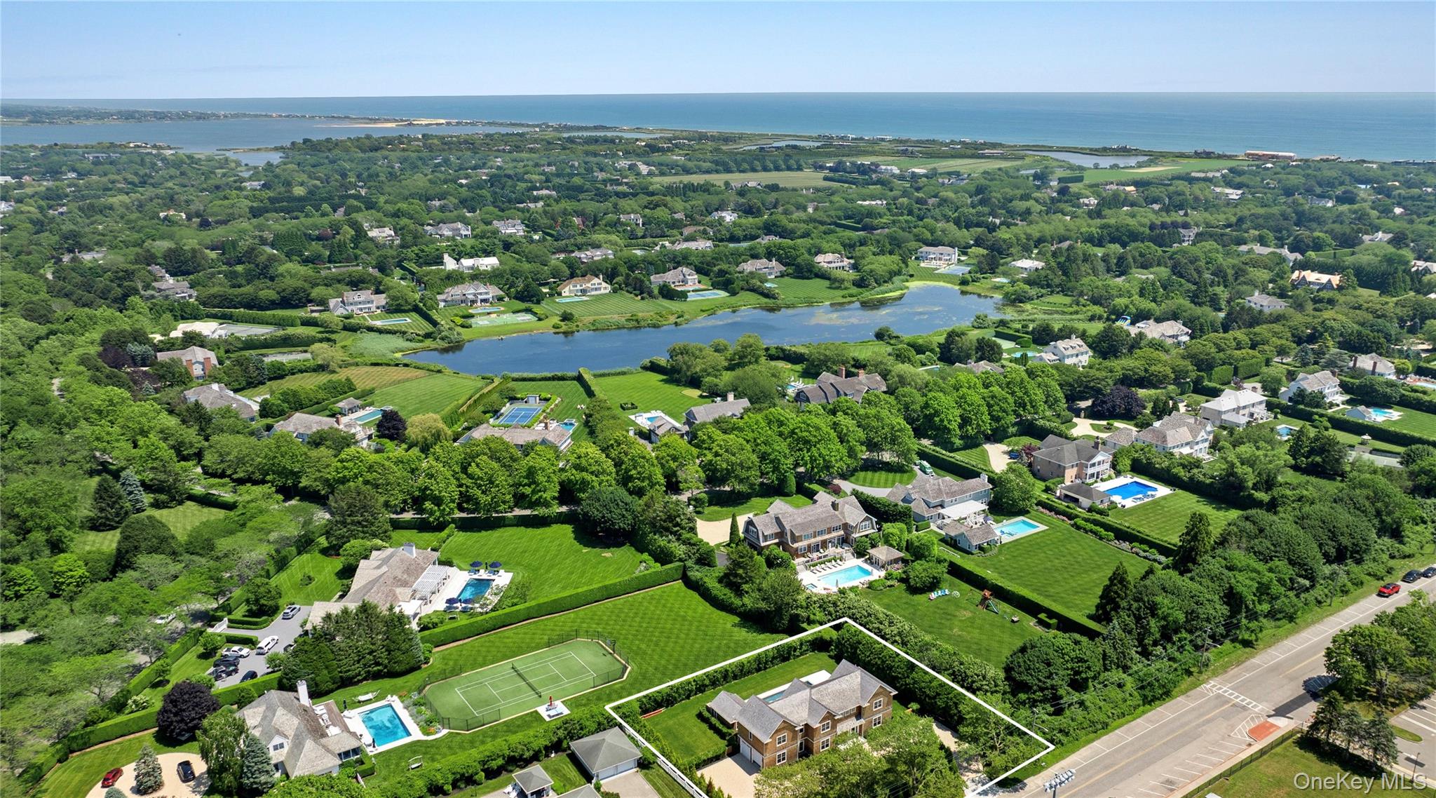 100 Narrow Ln, Southampton, NY 11968, USA property photo