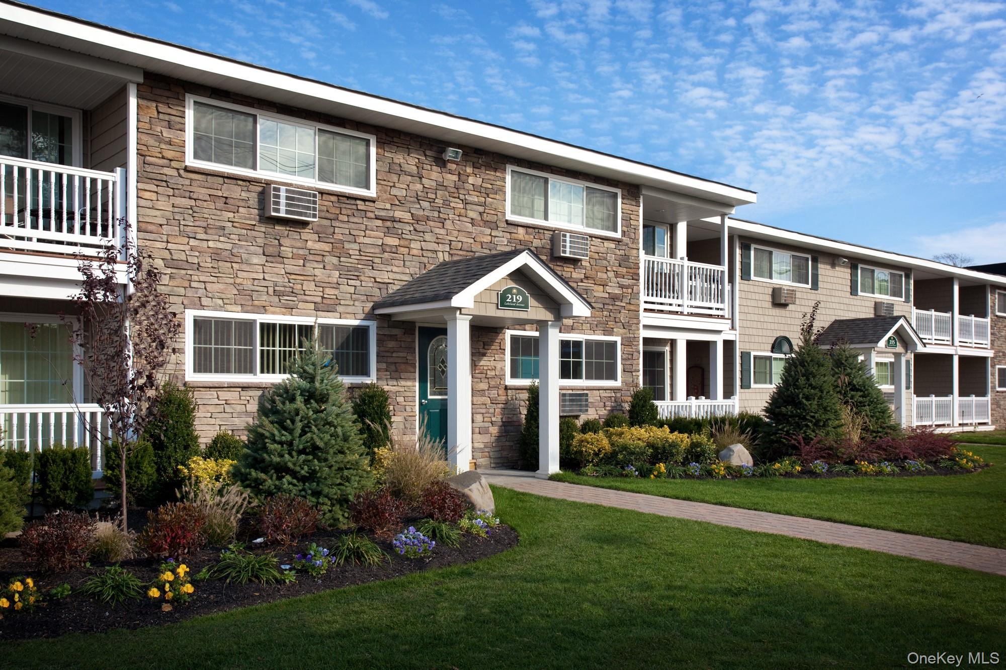 219 Lakeland Ave, Sayville, NY 11782, USA property photo