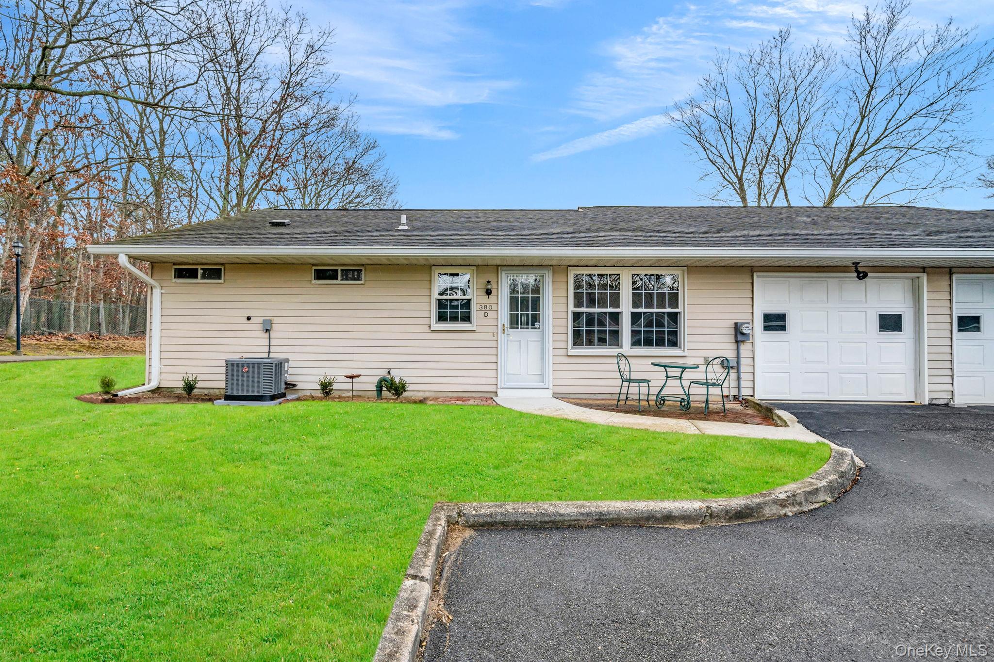 380 Woodbridge Dr, Ridge, NY 11961, USA property photo