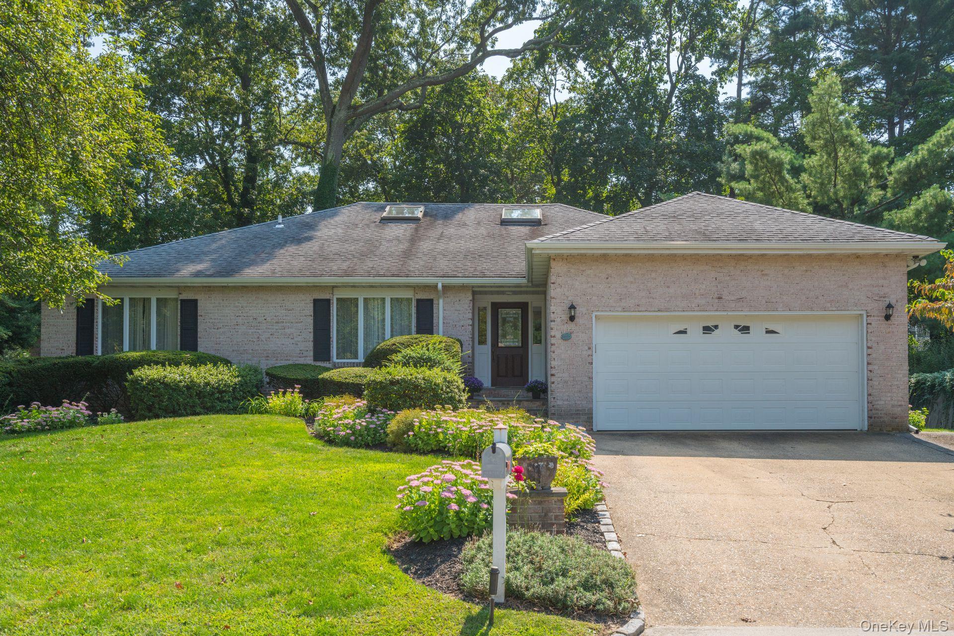 14 Oak Point Dr N, Bayville, NY 11709, USA property photo