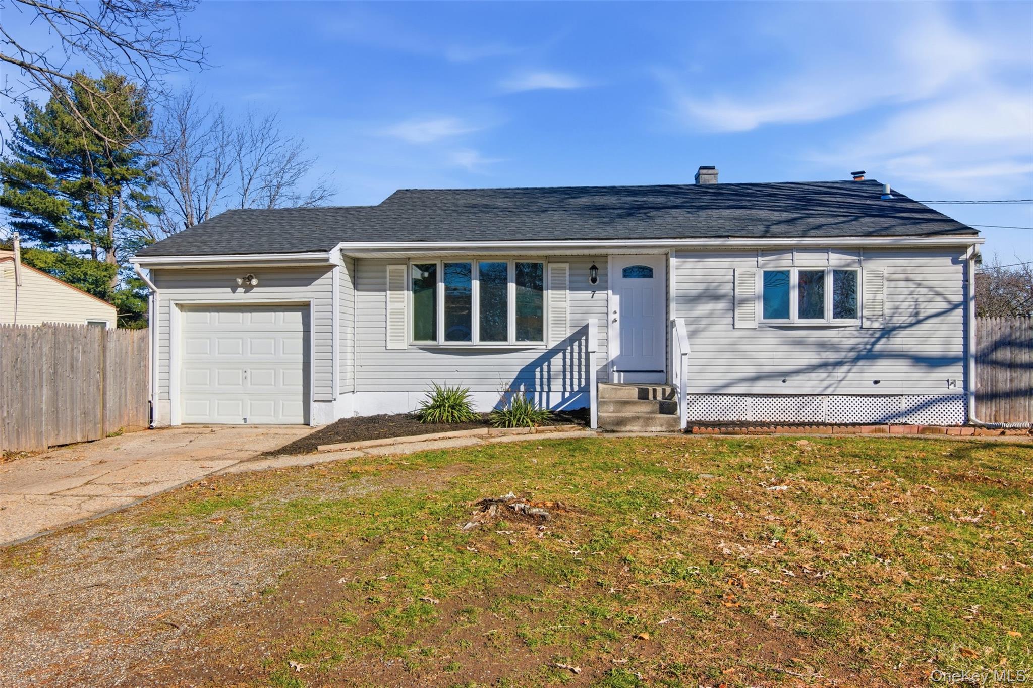 7 Chapel Hill Dr, Brentwood, NY 11717, USA property photo