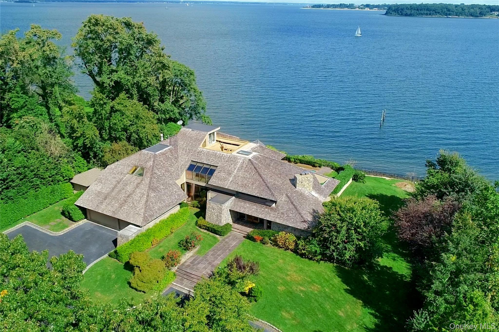 15 Gatsby Ln, Kings Point, NY 11024, USA property photo