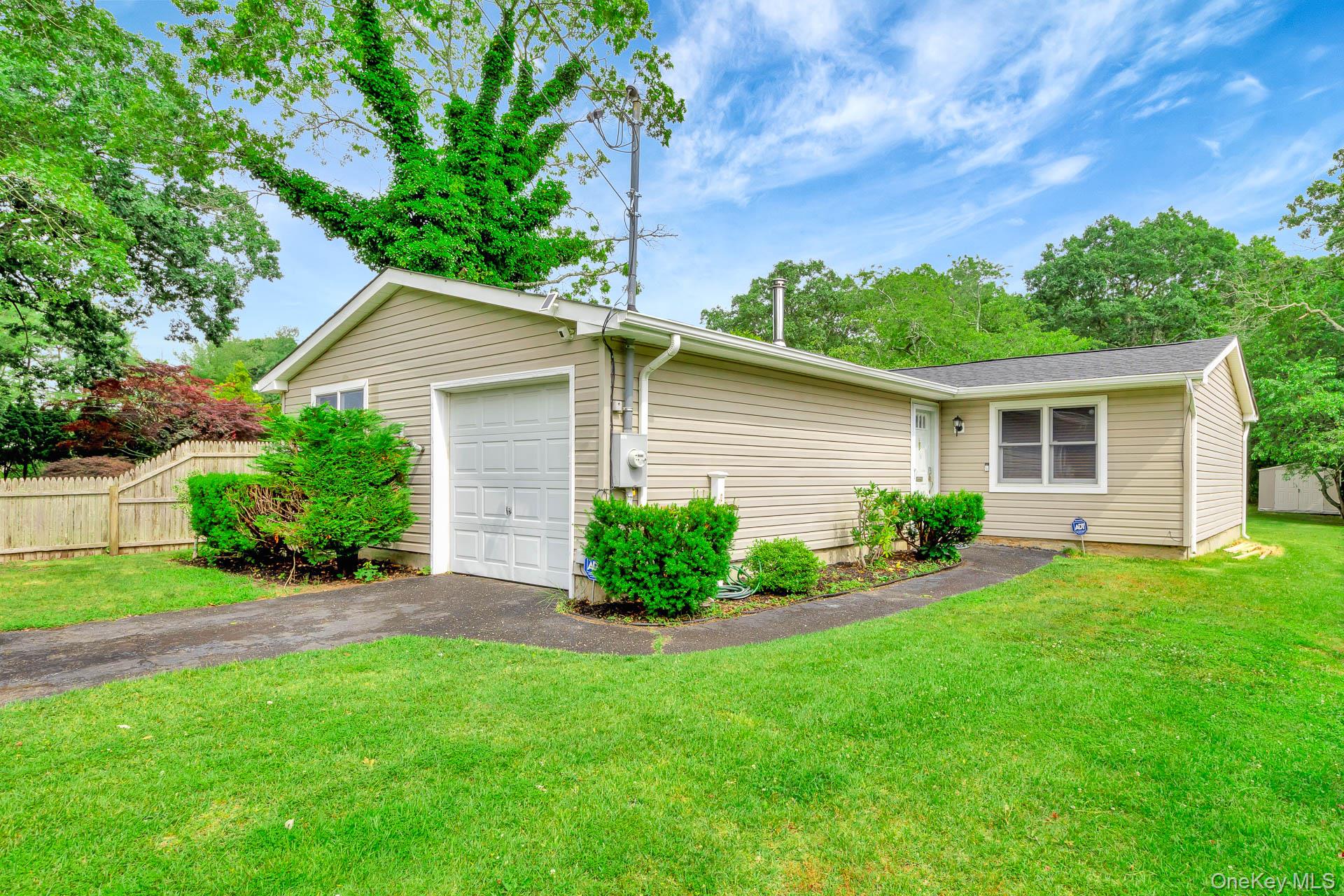 137 Riverside Ave, Mastic Beach, NY 11951, USA property photo